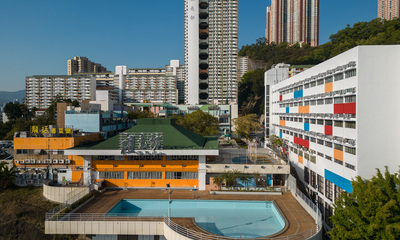 祖堯邨為全港首個設有游泳池的公共屋邨。房協並開展「心靈友善屋邨@祖堯邨」計劃，讓居民與藝術家於邨內共同創作壁畫，提升居民對屋邨的歸屬感。